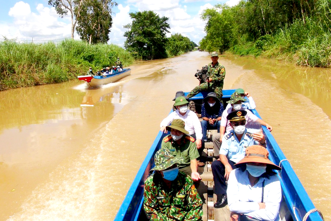 Kiểm soát chặt biên giới để chặn dịch 
